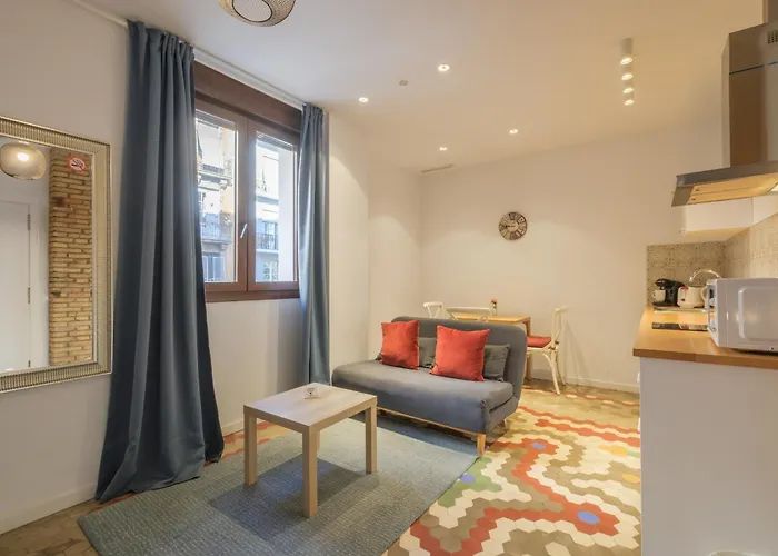 Apt With Antique Floor & Lots Of Sun Light
